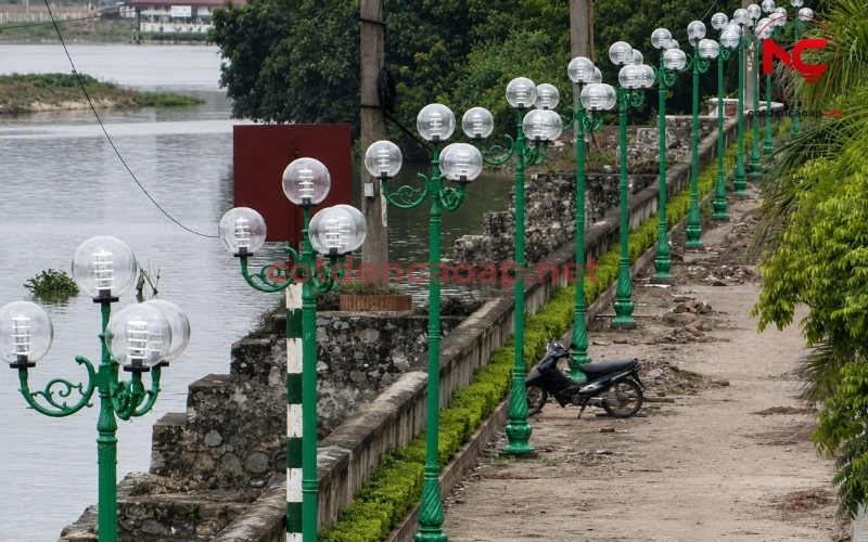 Đèn sân vườn bóng cấu trong chiếu sáng bờ sông