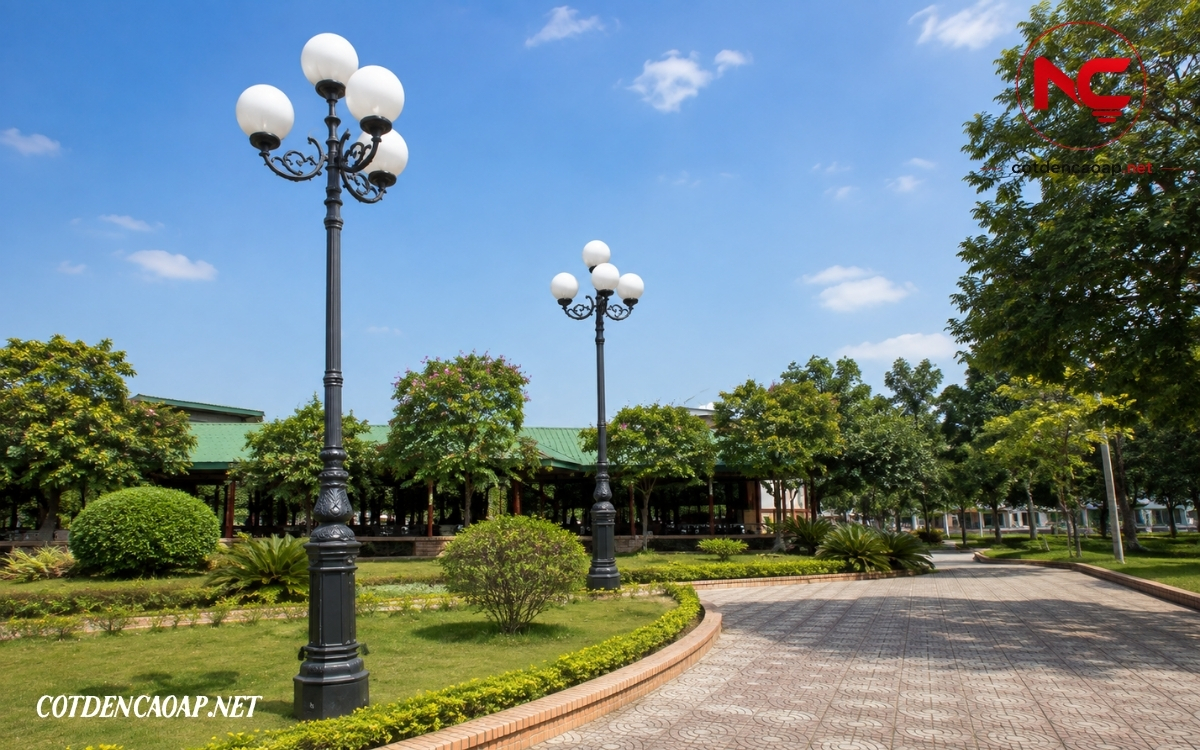 Tay đèn trang trí sân vườn CH-04-3 ứng dụng