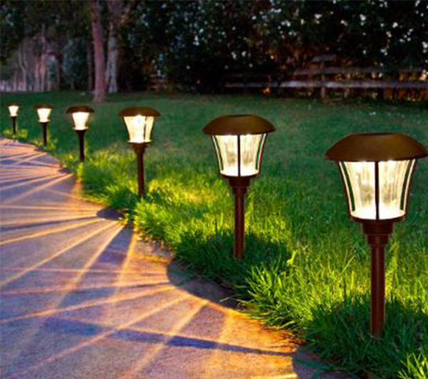 đèn chiếu sáng sân vườn trên bãi cỏ