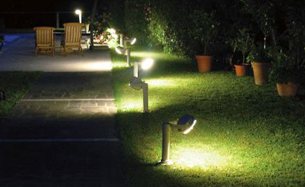 đèn trang trí chiếu sáng sân vườn