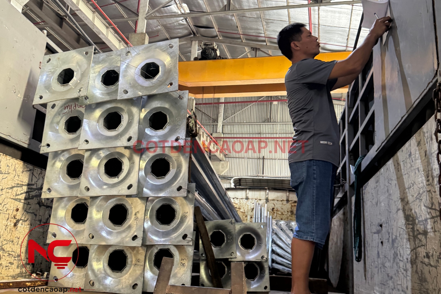 Tập kết, sắp xếp và vận chuyển cột đèn