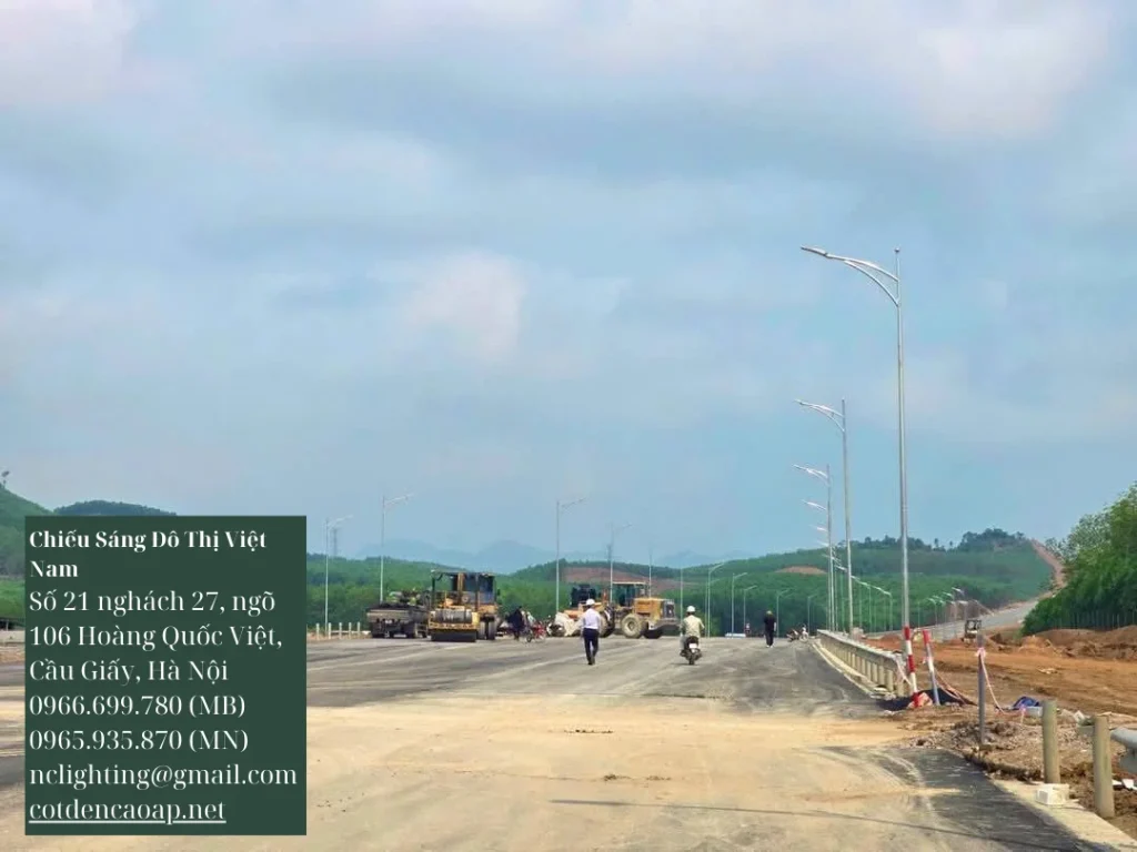 Cột đèn cao áp là trụ thép lắp đặt đèn chiếu sáng công xuất lớn