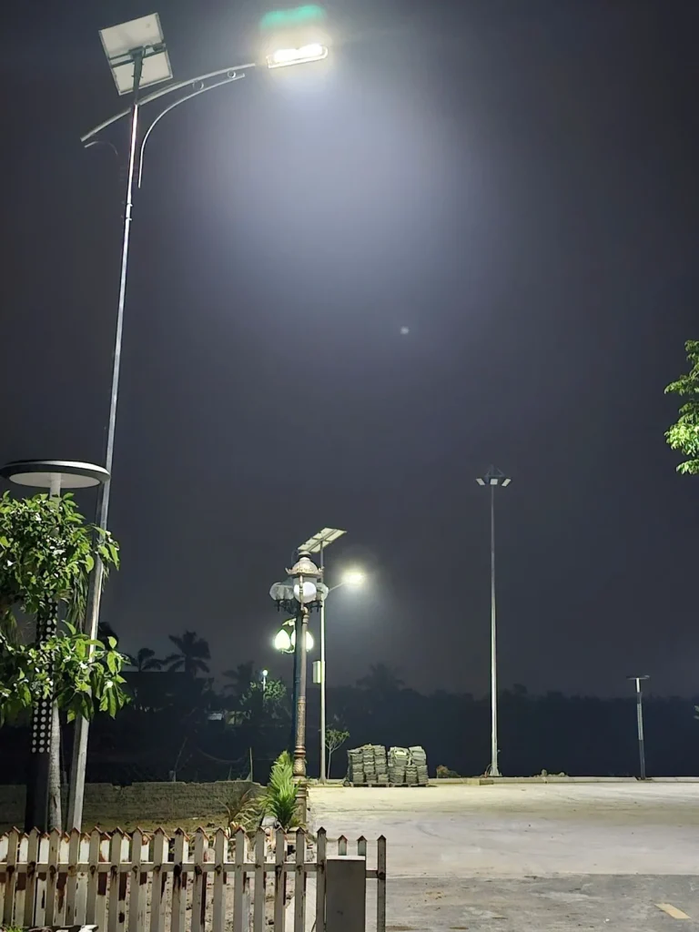 Đèn cao áp có ưu điểm là sáng, bền, nhiều mẫu mã, dễ lắp đặt