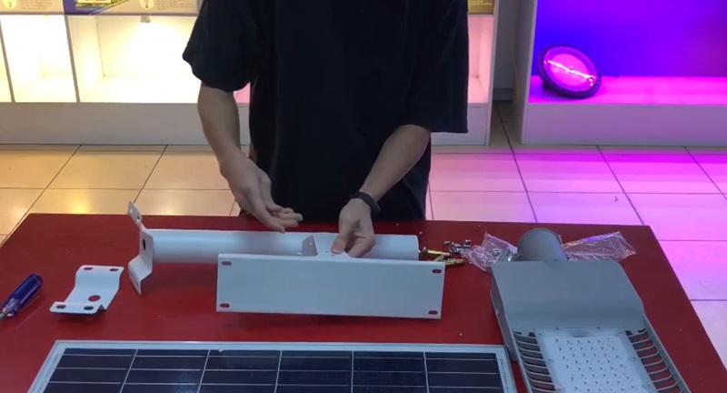lắp đặt đèn đường LED