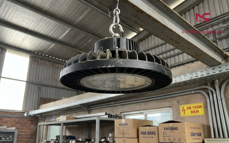 Cận cảnh đèn nhà xưởng highbay UFO với cánh tản nhiệt và móc treo