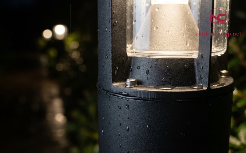 Cận cảnh đèn sân vườn chống nước, thân kim loại và gioăng kín