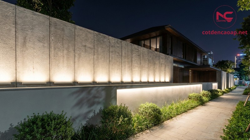 Đèn LED thanh hắt tường rào tạo ánh sáng đều cho ngoại thất biệt thự