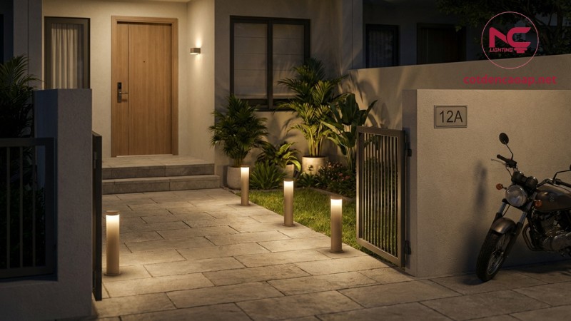 Cảnh thực tế lối đi và sân trước nhà tại Việt Nam được chiếu sáng đều