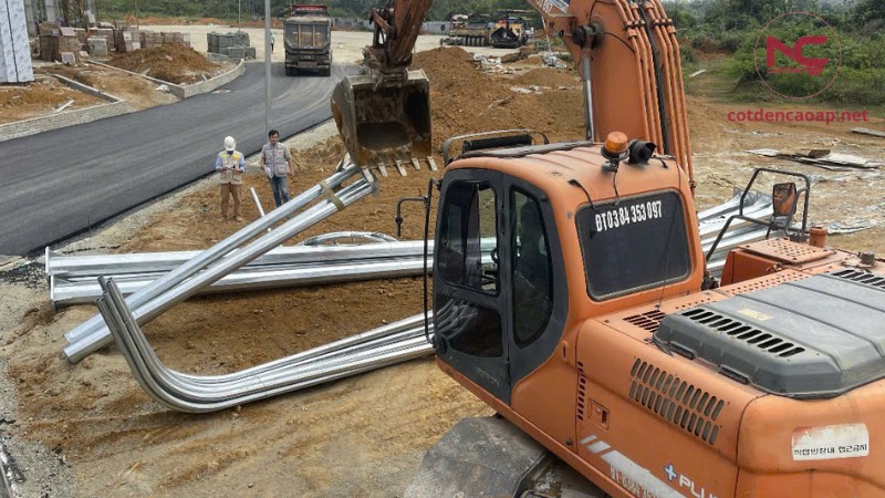 Cột đèn cao áp và vai trò nền tảng trong công trình chiếu sáng ngoài trời