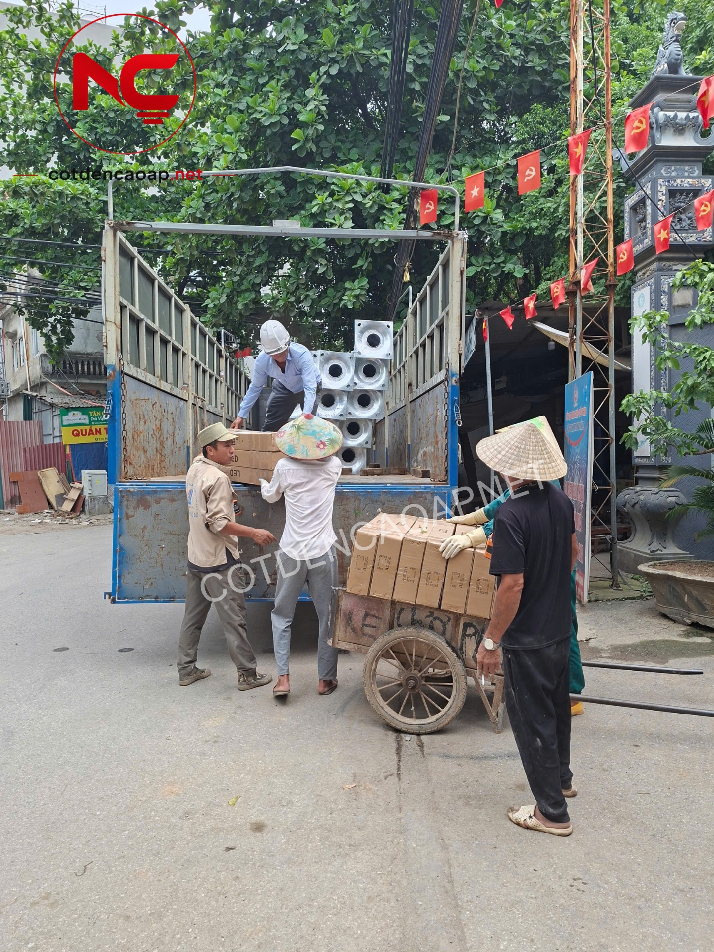 bàn giao cột đèn cho chùa
