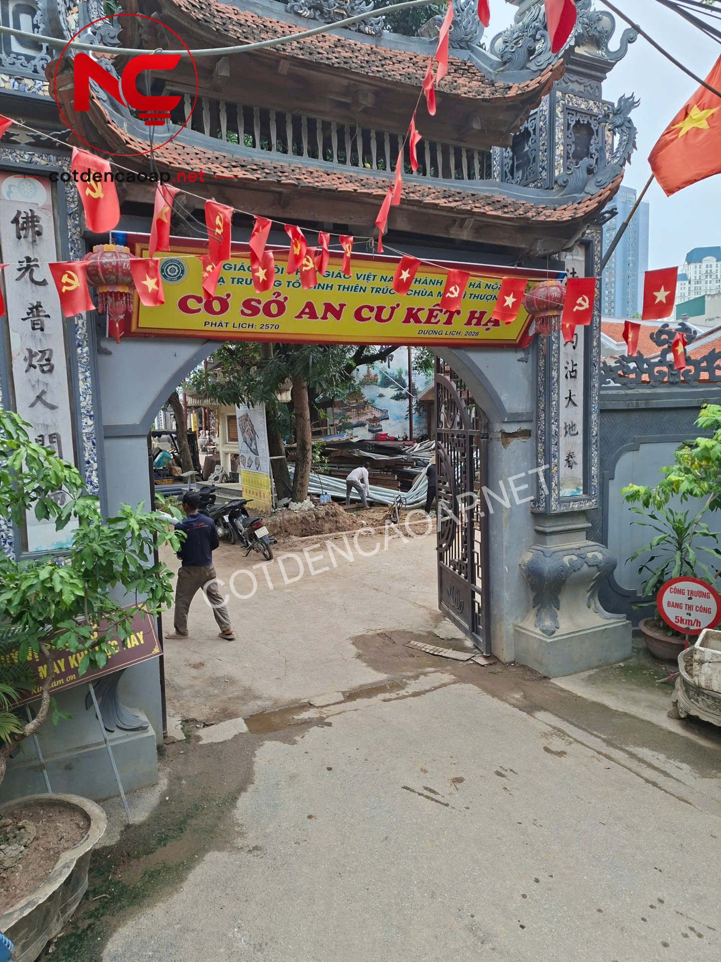 cột đèn bàn giao chùa
