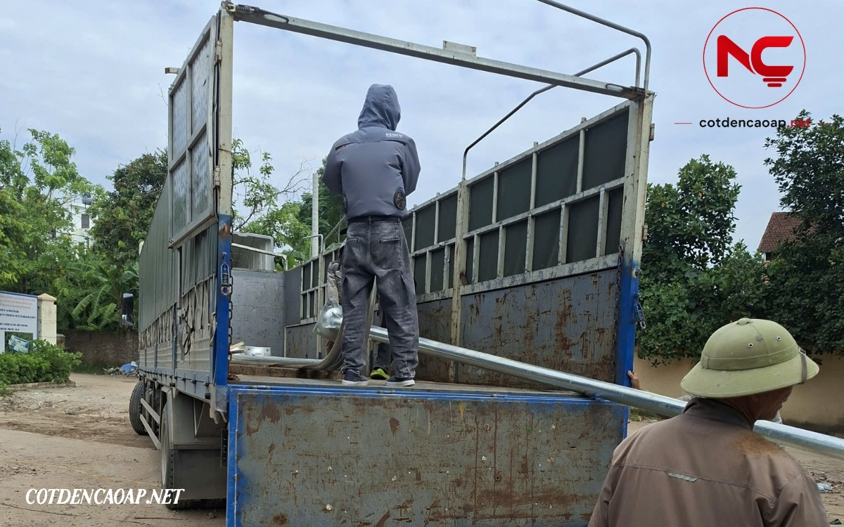 Bàn giao cột đèn cho dự án mầm non Thạch Đà B