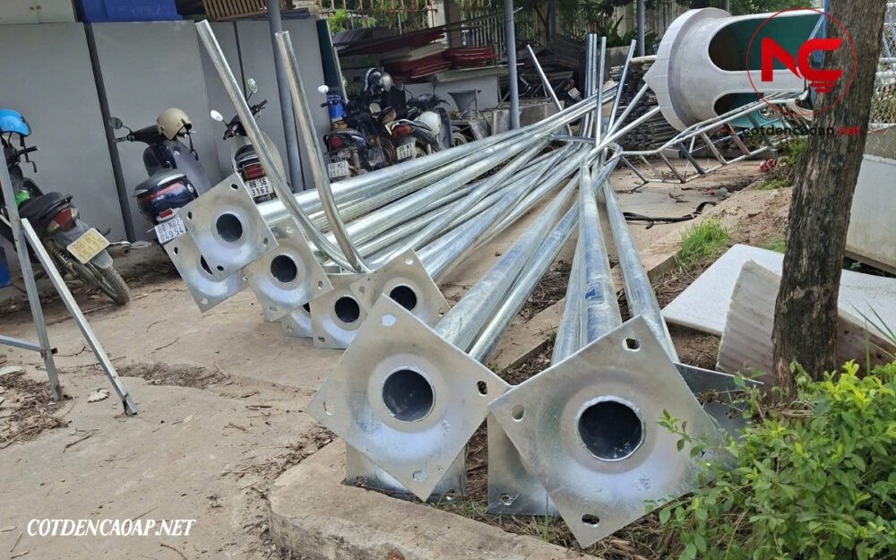Bàn giao cột đèn tại Mầm non Thạch Đà B của cotdencaoap.net