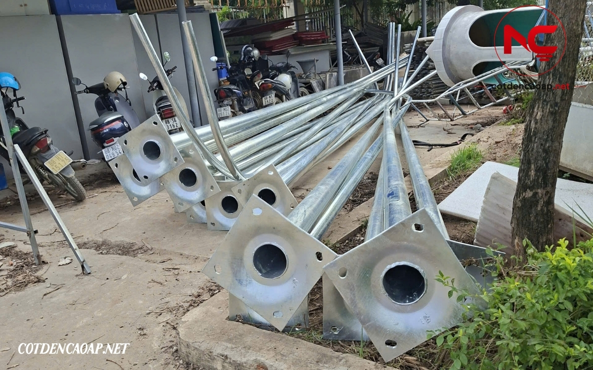 Bàn giao cột đèn tại Mầm non Thạch Đà B của cotdencaoap.net