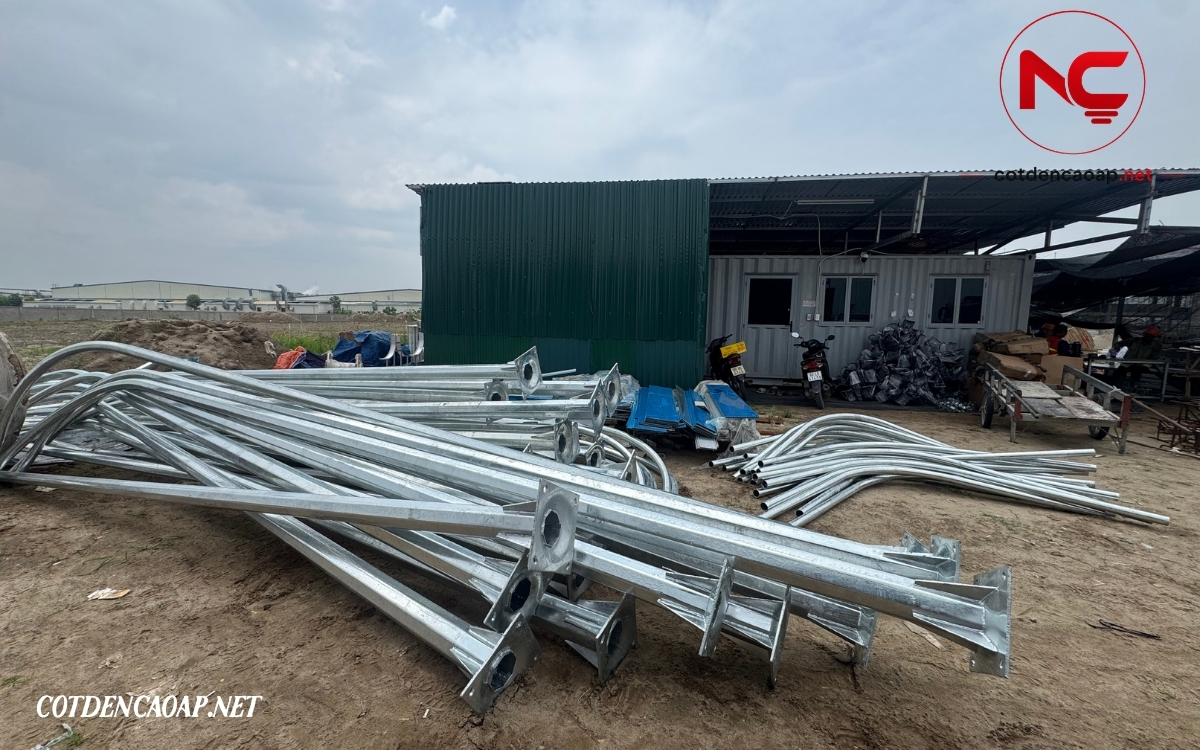 Bàn giao đầy đủ cột đèn đường dự án Đường Hào, Hưng Yên