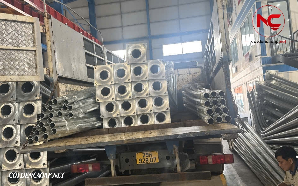 Kiểm hàng cột đèn 12m trước khi giao khách