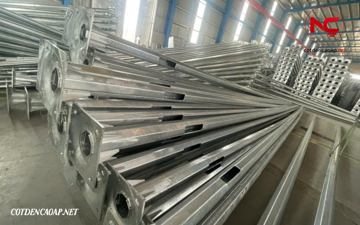 kiểm hàng cột đèn 12m trước khi lên xe