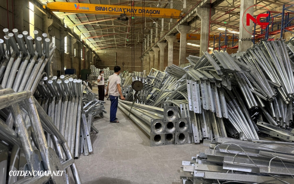 Các bộ cột đèn được tập kết và kiểm tra tại nhà máy trước khi xuất hàng