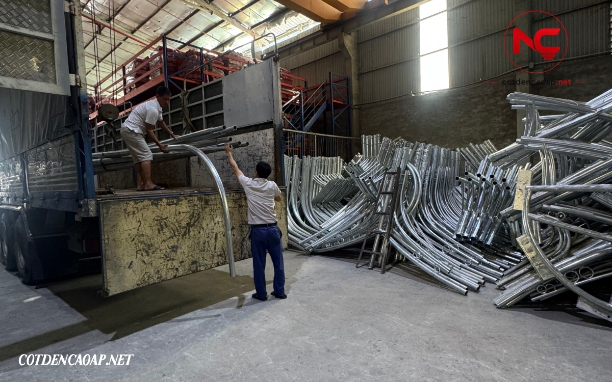 Bốc xếp cột đèn bát giác liền cần 6m giao công trình tại Thái Nguyên