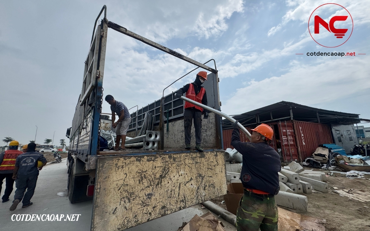 Vận chuyển cột đèn đường tại Đường Hào, Hưng Yên